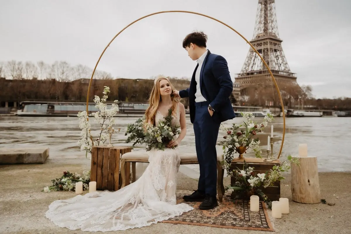 Décor de cérémonie laïque face à la tour Eiffel