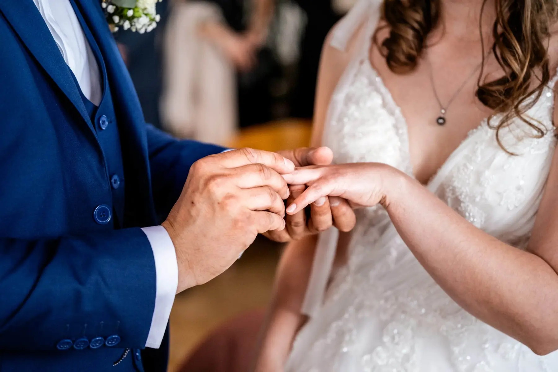 Échange des alliances pendant un mariage photographié par Suprahead Studio