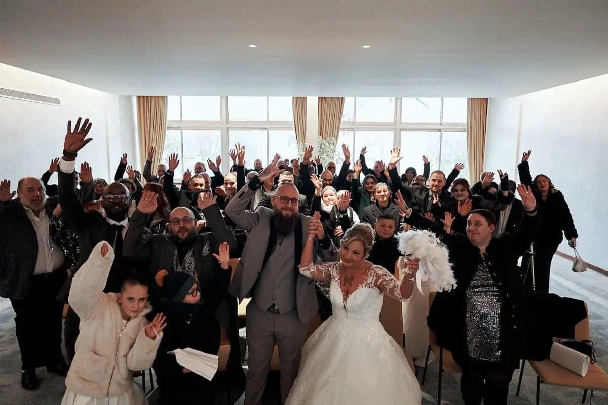 Mariés et invités réunis pour une photo de groupe