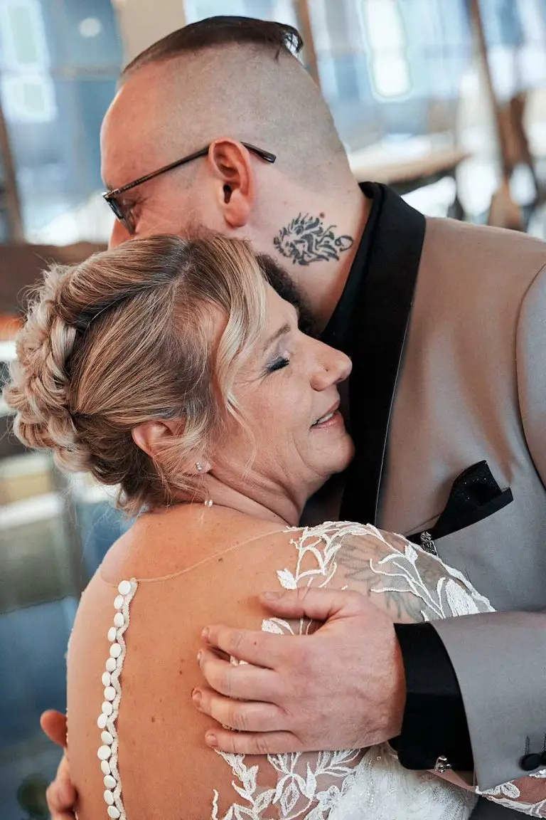 Émotion saisie pendant un mariage par Suprahead Studio