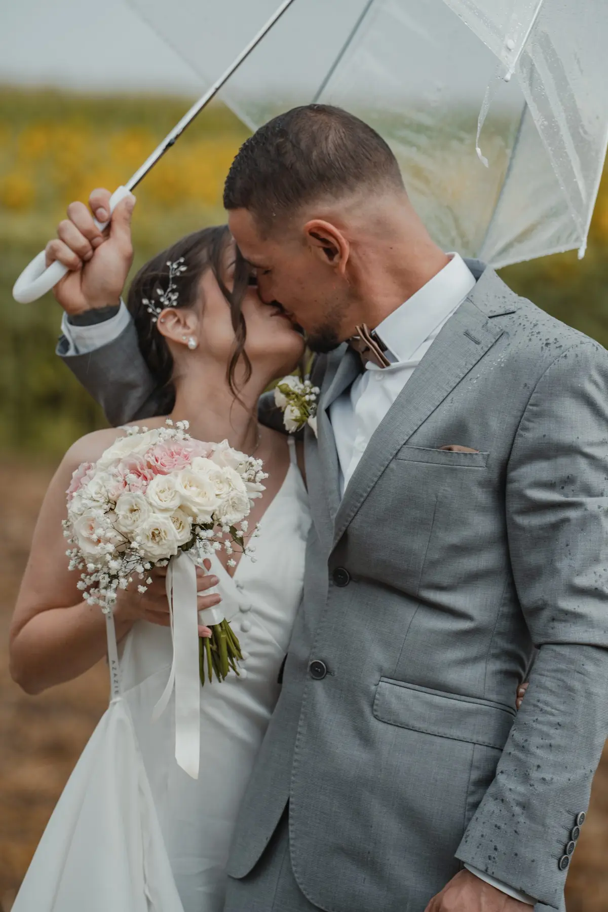 Baiser spontané d’un couple le jour de son mariage